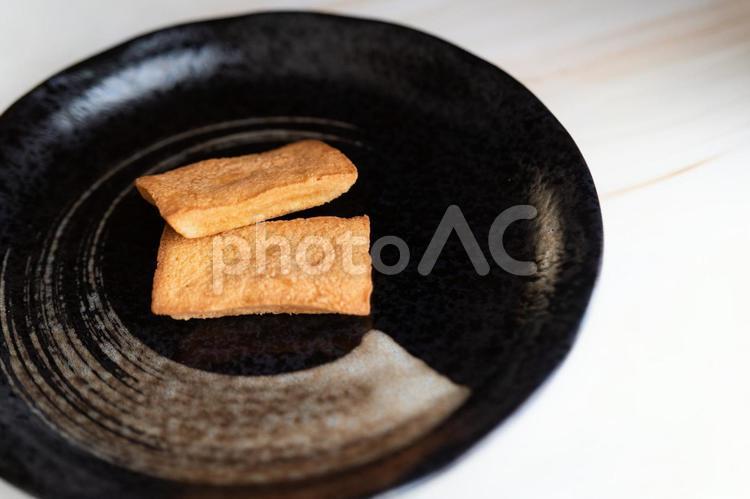 黒皿に並ぶ焼きフィナンシェ④ フィナンシェ,焼き菓子,洋菓子の写真素材