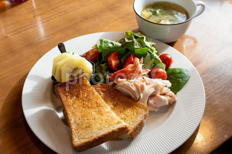 朝食にトーストとサラダとスープ パン,朝食,食べ物の写真素材