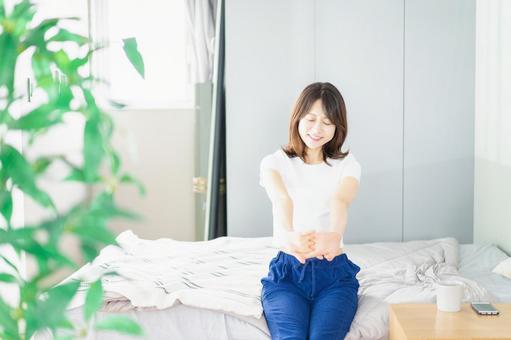 健やかに目覚める若い女性 健やかに目覚める若い女性の写真