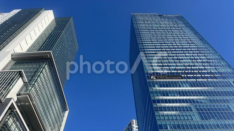 渋谷のビルと空-2 オフィス,オフィス街,高層ビルの写真素材
