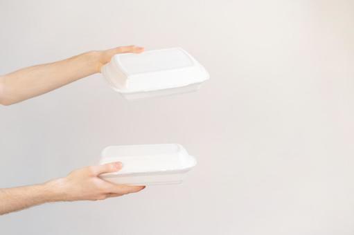 ランチパックを持つ手 配達,フードデリバリー,テイクアウトの写真素材