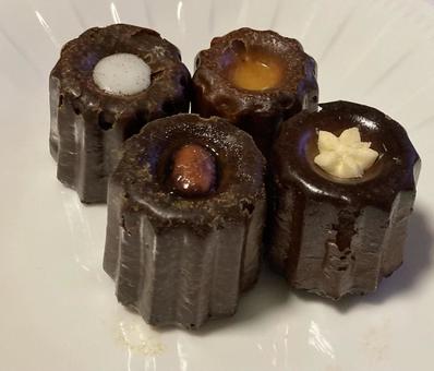 カヌレ4種類 カヌレ4種類 カヌレ,洋菓子,フランス菓子の写真素材