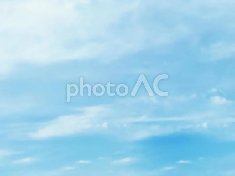 水色の空と真っ白な雲　背景素材 空,雲,晴れの写真素材