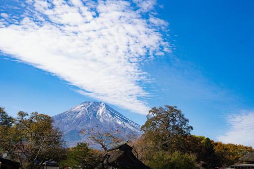 秋の忍野八海から見える富士山 秋の忍野八海から見える富士山 忍野八海,富士山,山梨の写真素材