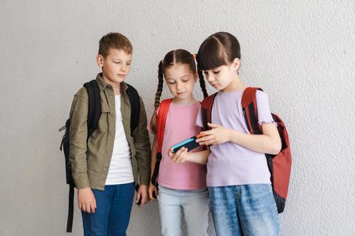 携帯を見る女の子と男の子 男の子,女の子,子どもの写真素材
