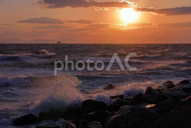 夕暮れ時の荒波 日暮れ,伊良湖岬,田原の写真素材
