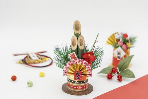 正月飾りと門松のミニチュア（紅白背景） 正月飾り,門松,お正月の写真素材