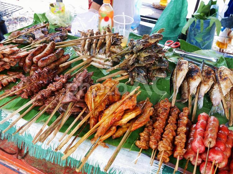 ラオスの路上の串焼き屋さん（焼き鳥や焼き魚） 焼き鳥屋,串焼き屋,焼き鳥の写真素材