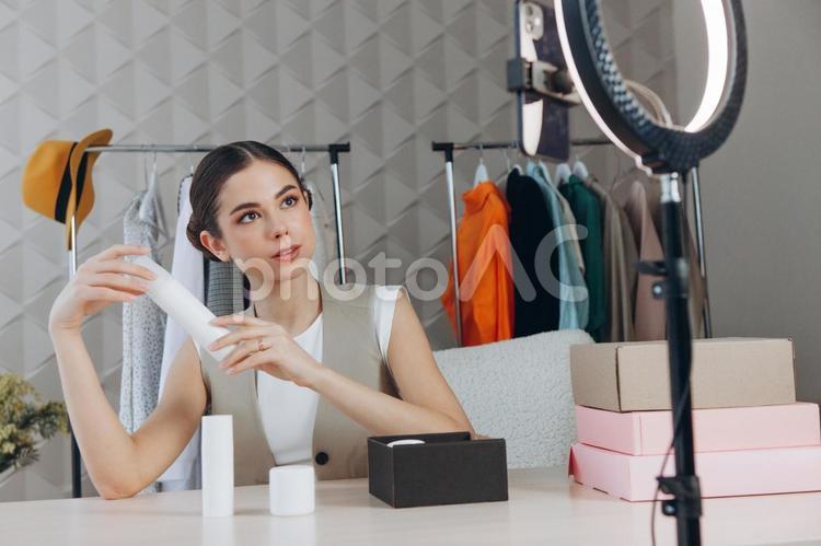 見上げて紹介して配信する女性 見上げて紹介して配信する女性 女性,インフルエンサー,人物の写真素材