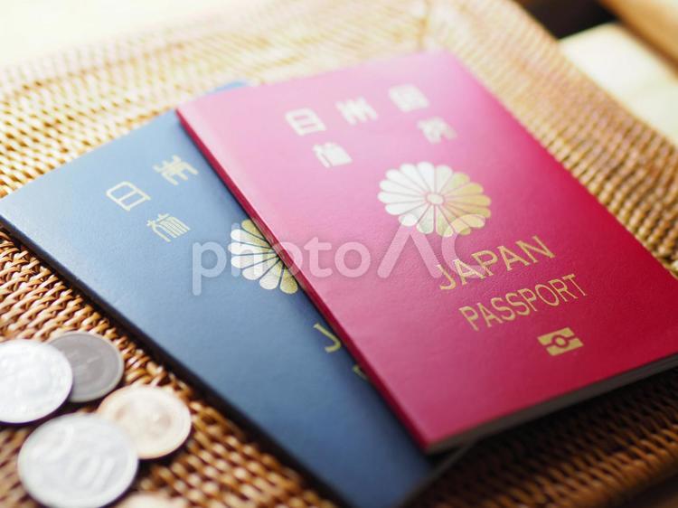 パスポートと外国の硬貨　海外旅行2 パスポート,海外旅行,外国の硬貨の写真素材