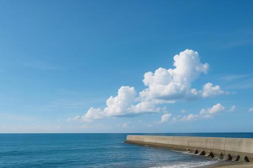 海辺の防波堤と夏空 海辺の防波堤と夏空の写真
