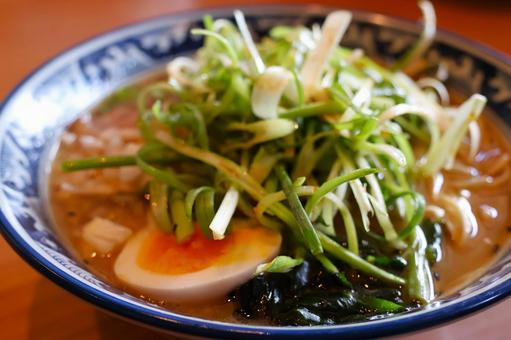 ラーメン店のとんこつ味噌ネギラーメン ラーメン店のとんこつ味噌ネギラーメンの写真