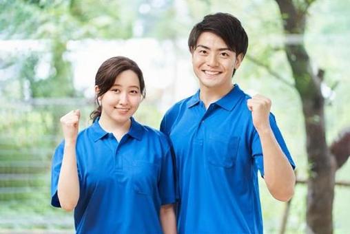 做膽量姿勢的男性和女性護理人員 做膽量姿勢的男性和女性護理人員