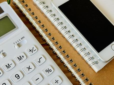 白い電卓と2冊のリングノート&スマホ 白い電卓と2冊のリングノート&スマホ 電卓,節約,資産運用の写真素材