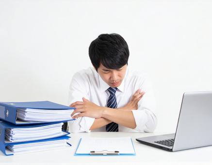 オフィスで困っているサラリーマン男性の写真