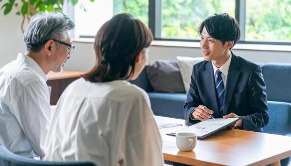 シニア夫婦と営業マン シニア夫婦と営業マンの写真