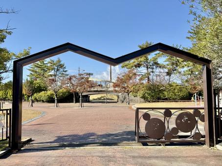 秋の昼間　福井少年運動公園 門,出入口,秋の写真素材