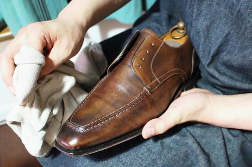 Leather shoes maintenance 2, men's shoes, business shoes, maintenance, JPG