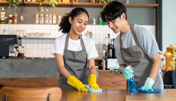 カフェで後片付けをする従業員 カフェで後片付けをする従業員の写真