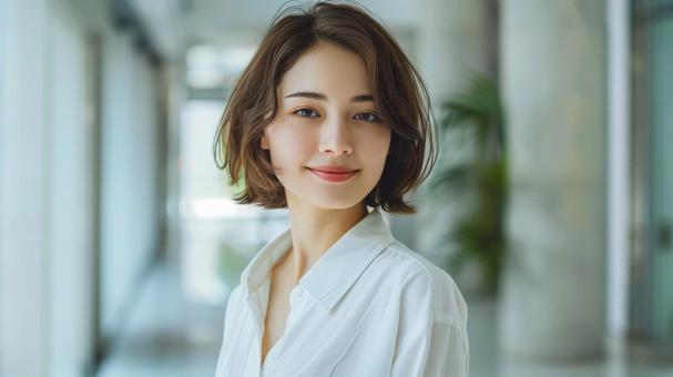 オフィスにいる若い女性の会社員 オフィスにいる若い女性の会社員の写真