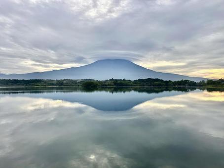 田貫湖から見る富士山と雲空 田貫湖から見る富士山と雲空の写真