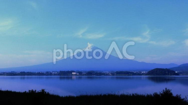早朝の幻想的な富士山のシルエットと湖 富士山,早朝,湖の写真素材