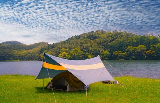 キャンプのテント（うろこ雲） キャンプ場,湖,テントの写真素材