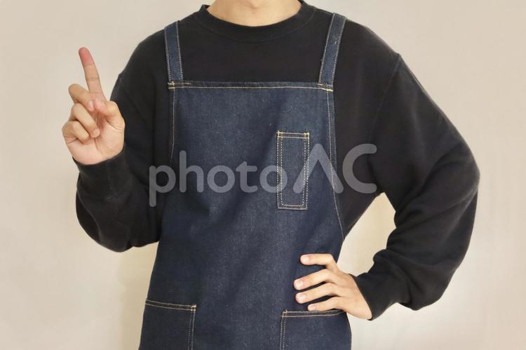 男性　エプロン　指差し 男性,エプロン,デニムの写真素材