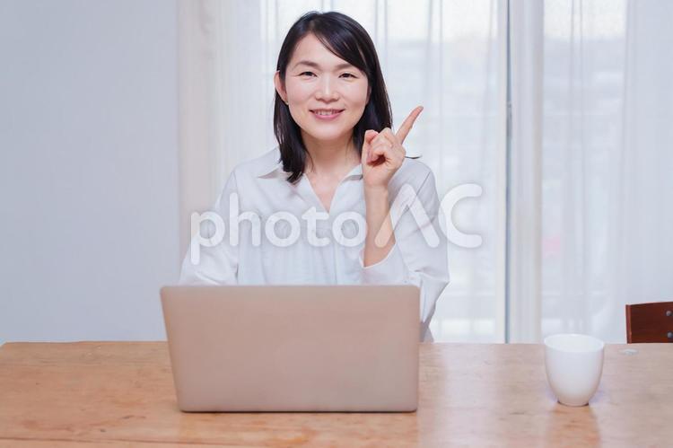 人差し指を立てる女性 パソコン,女性,ポイントの写真素材