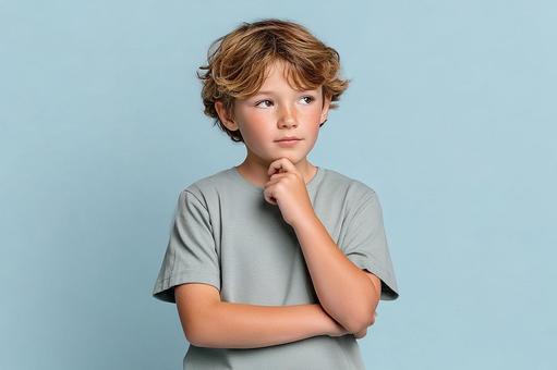 考え込む少年:創造性と好奇心 考え込む少年:創造性と好奇心の写真
