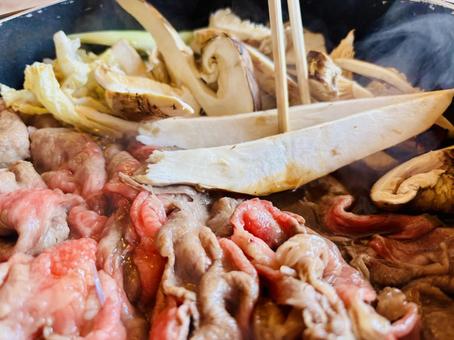 松茸と高級牛肉のすき焼き 松茸と高級牛肉のすき焼き 神戸牛,松阪牛,すき焼きの写真素材