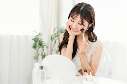 フェイスブラシでメイクする女性(チーク) フェイスブラシでメイクする女性(チーク) チーク,ファンデーション,チークブラシの写真素材
