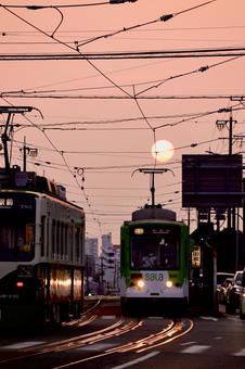 夕日を背にすれ違う路面電車 豊橋市 夕日を背にすれ違う路面電車 豊橋市 路面電車,市電,豊橋鉄道の写真素材