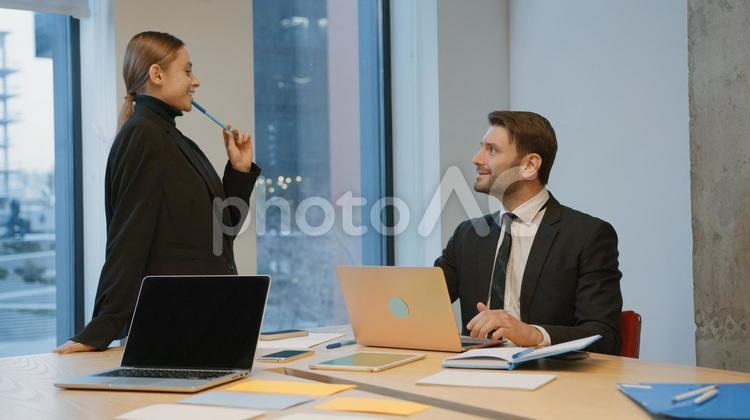 ペンを持ち男性と話す女性 男女,ビジネス,笑顔の写真素材