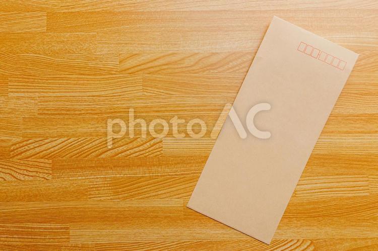机に置かれた茶封筒 封筒,手紙,紙の写真素材