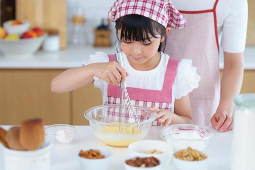 キッチンでスイーツ作りを楽しむ子どもの姿 女の子,小学生,日本人の写真素材