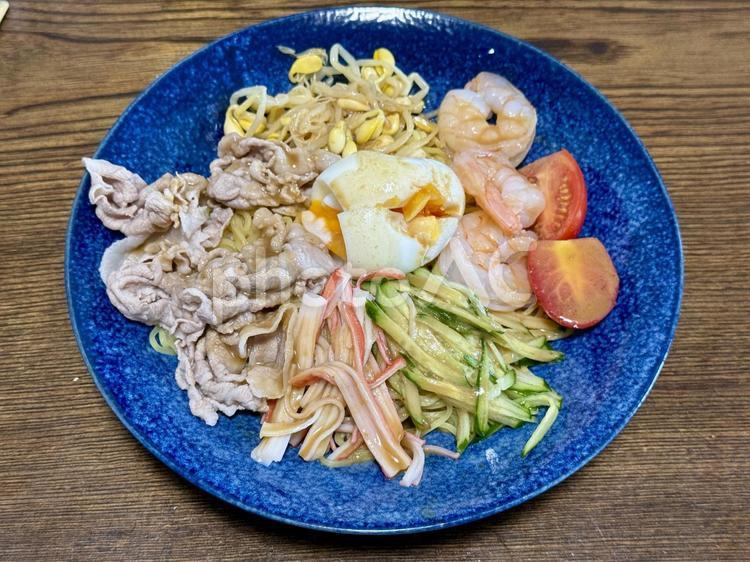 冷麺　冷やし中華　実家 冷やし中華,トマト,もやしの写真素材