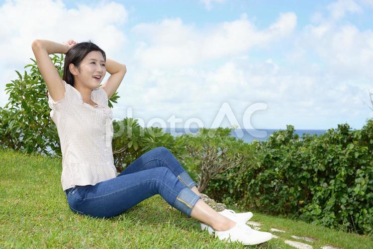 沖縄の美しい海辺でくつろぐ女性 日本,沖縄,女性の写真素材