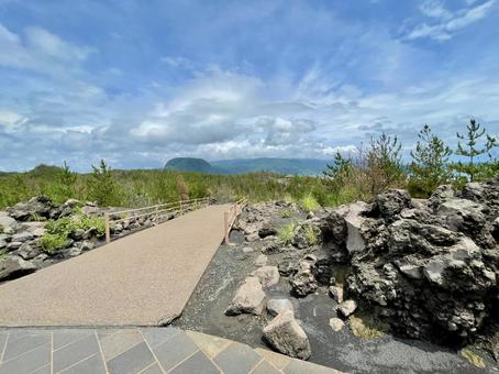 Photo, there is the village of rock prospecting, scattered channel, lava, 