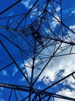 鉄塔を見上げる 鉄塔を見上げる 鉄塔,送電線,鉄骨の写真素材