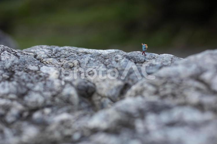 岩場を歩くイメージ トレッキング,岩場,登山の写真素材