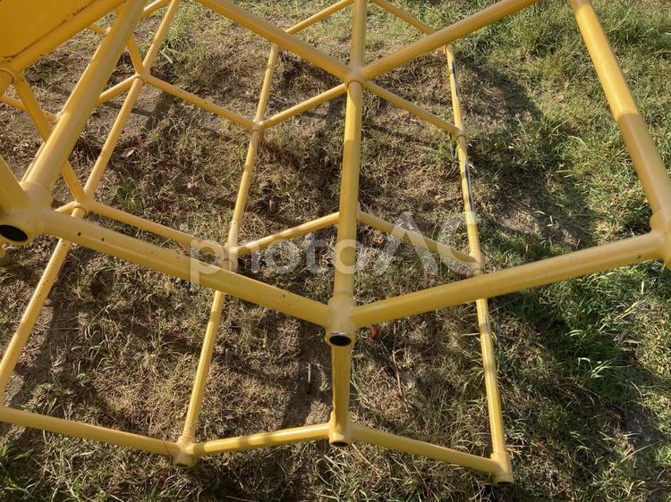 黄色いジャングルジム 黄色いジャングルジム 黄色い,ジャングルジム,町並みの写真素材