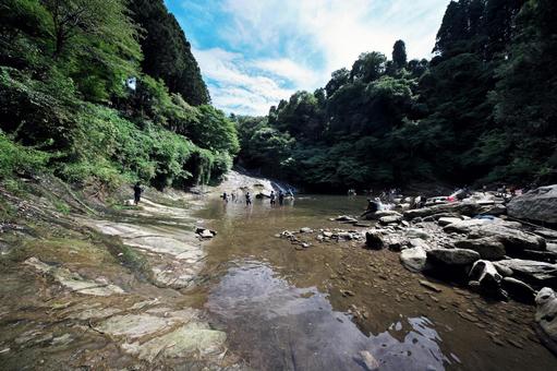 養老渓谷 粟又の滝で水遊びする人々 養老渓谷 粟又の滝で水遊びする人々の写真