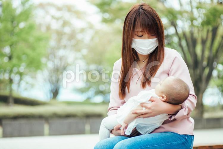 マスクをしたママと赤ちゃん マスク,ママ,母親の写真素材