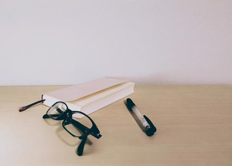 読みかけの本(3)-ひと息の時間- 本,book,ブックの写真素材