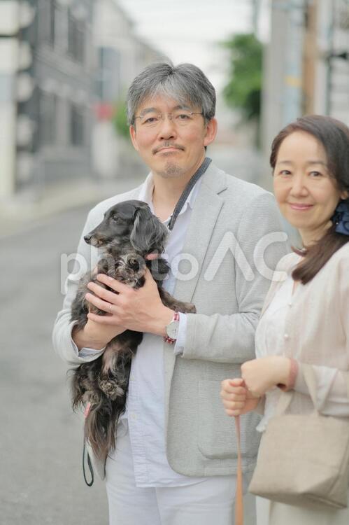犬の散歩をする夫婦 夫婦,中年,ペットの写真素材