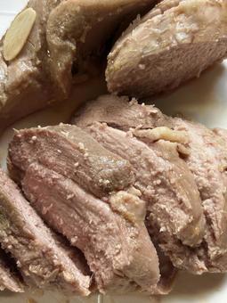 炊飯器で低温調理した豚ひれ肉をカットした 豚肉,肉,ひれ肉の写真素材