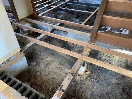 木造住宅の解体工事 木造住宅の解体工事 根太,垂木,ピッチの写真素材