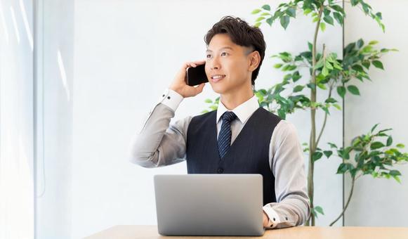 スマホで通話をする笑顔の男性ビジネスマン スマホで通話をする笑顔の男性ビジネスマン 男性,スマホ,スマートフォンの写真素材