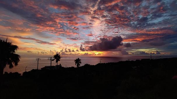 島の朝焼けの写真
